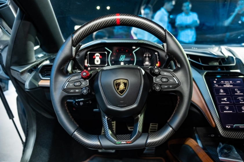 Cận cảnh Lamborghini Revuelto vừa ra mắt Việt Nam, giá khởi điểm 44 tỷ đồng