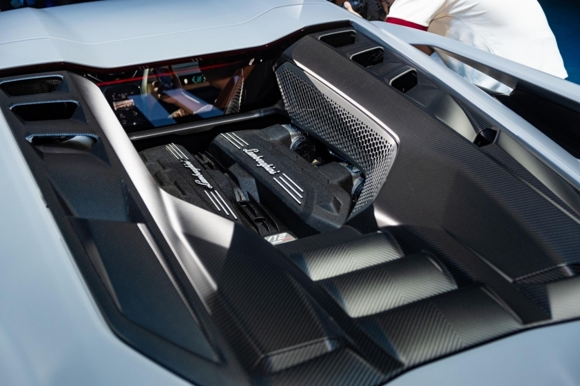Cận cảnh Lamborghini Revuelto vừa ra mắt Việt Nam, giá khởi điểm 44 tỷ đồng