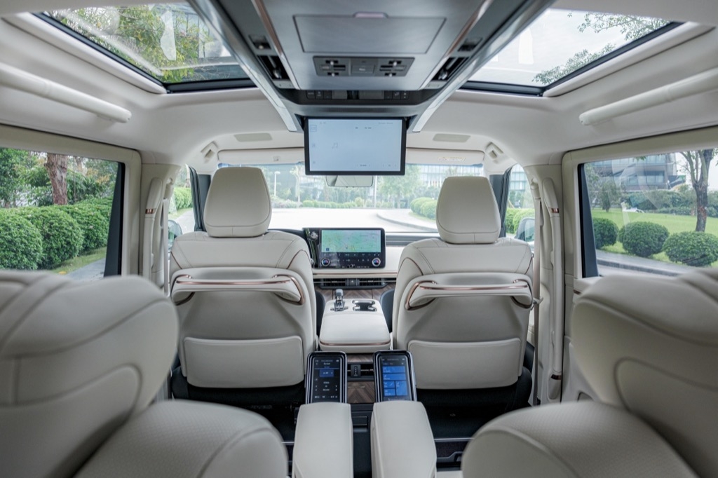 Cận cảnh Lexus LM 500h 2024 vừa ra mắt Việt Nam, giá từ 7,3 tỷ đồng