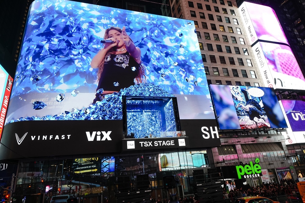 VinFast VF9 bất ngờ xuất hiện tại buổi biểu diễn của ca sĩ Shakira tại quảng trường Thời Đại VinFast VF9 bất ngờ xuất hiện tại buổi biểu diễn của ca sĩ Shakira tại quảng trường Thời Đại