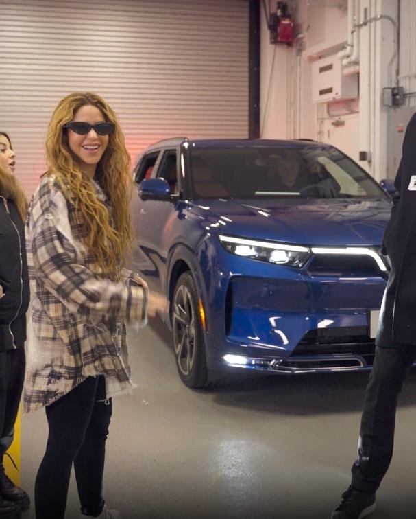 VinFast VF9 bất ngờ xuất hiện tại buổi biểu diễn của ca sĩ Shakira tại quảng trường Thời Đại VinFast VF9 bất ngờ xuất hiện tại buổi biểu diễn của ca sĩ Shakira tại quảng trường Thời Đại