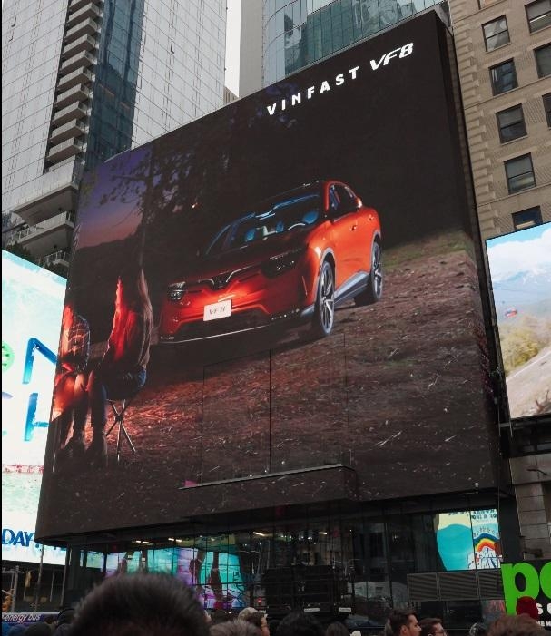 VinFast VF9 bất ngờ xuất hiện tại buổi biểu diễn của ca sĩ Shakira tại quảng trường Thời Đại VinFast VF9 bất ngờ xuất hiện tại buổi biểu diễn của ca sĩ Shakira tại quảng trường Thời Đại