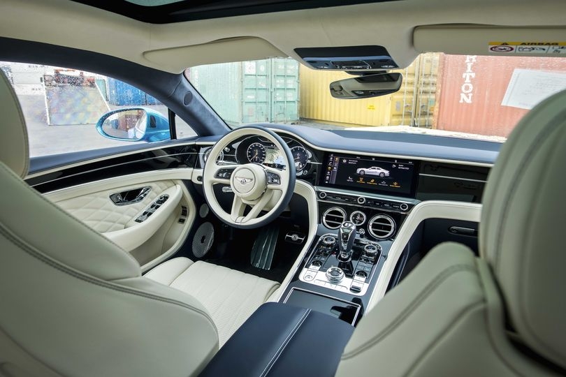 Bentley Continental GT Azure V8 độc bản giá 22 tỷ đồng cập bến Việt Nam Bentley Continental GT Azure V8 độc bản giá 22 tỷ đồng cập bến Việt Nam