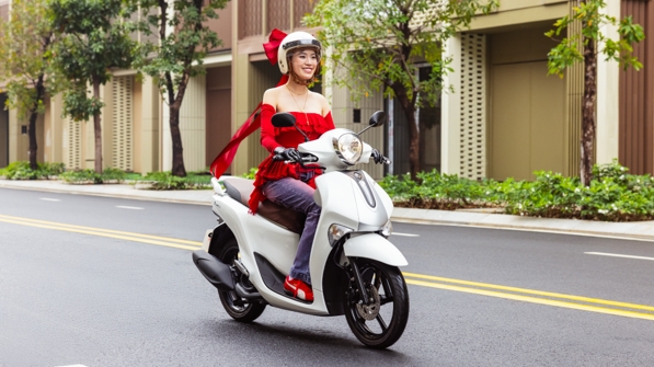 Kỹ năng lái xe tay ga an toàn trong thời tiết mưa phùn