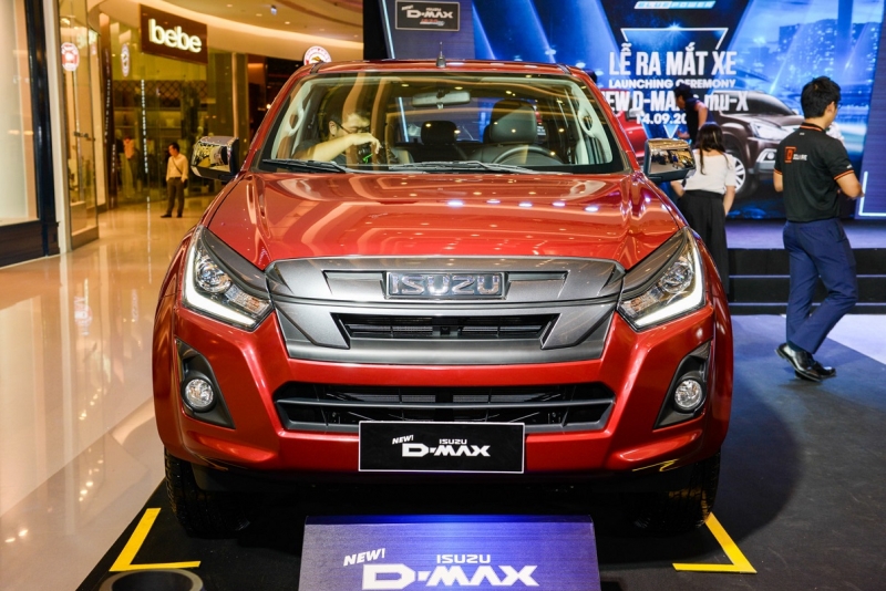 quyet dau voi ford ranger isuzu d max giam gia khung 135 trieu