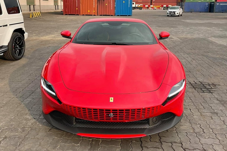 Cận cảnh siêu xe Ferrari Roma đỏ rực tại Việt Nam, giá dự kiến 22 tỷ đồng