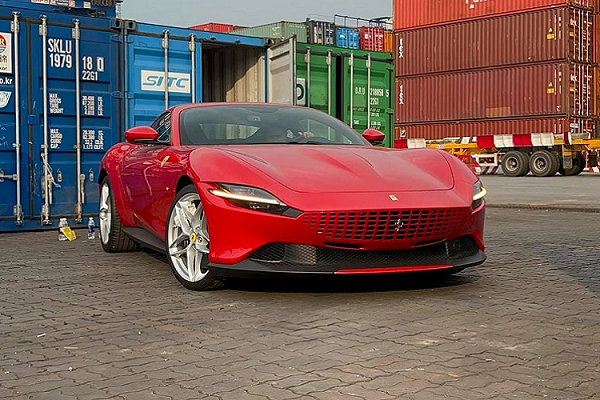 Cận cảnh siêu xe Ferrari Roma đỏ rực tại Việt Nam, giá dự kiến 22 tỷ