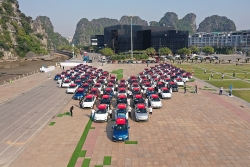Chùm ảnh 100 xe ô tô điện VinFast VF e34 lập kỷ lục Việt Nam