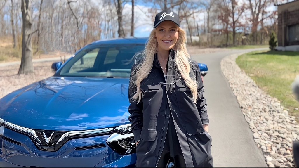 'Nữ hoàng review' Supercar Blondie nói gì khi lần đầu lái VinFast VF 8 tại Mỹ?