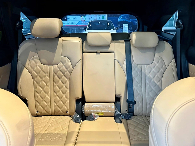 Kia Sorento 2023 có mặt tại đại lý, thêm trang bị