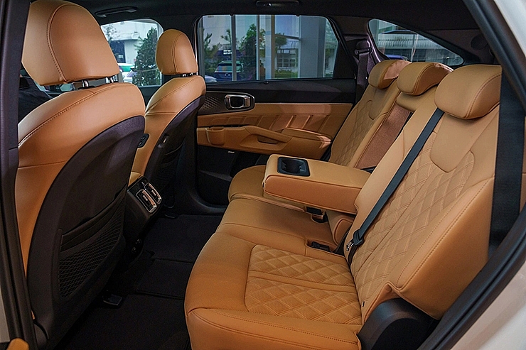 Kia Sorento 2023 có mặt tại đại lý, thêm trang bị