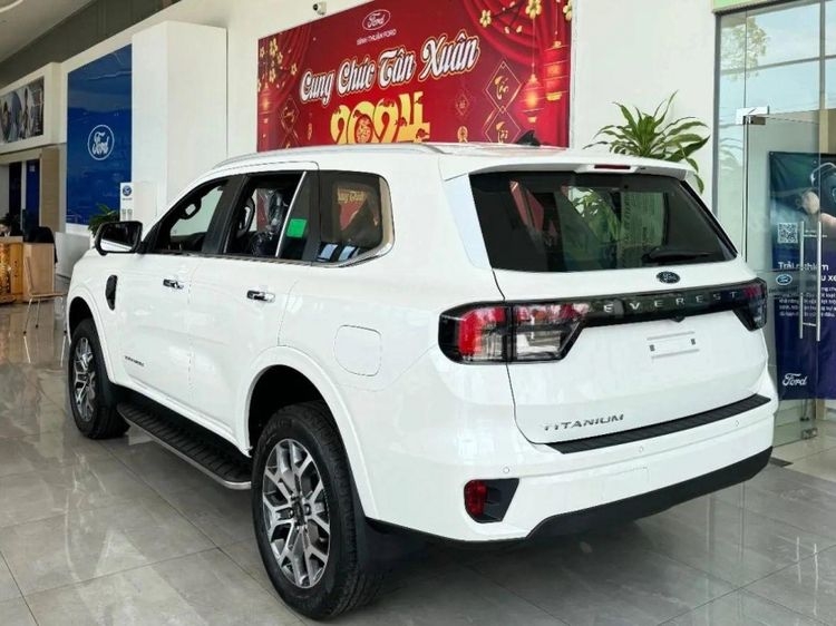 Ford Everest 2024 về đại lý, lược bớt trang bị?