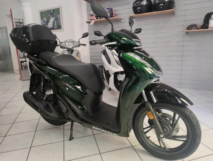 Cận cảnh Honda SH150 Vetro màu xanh ngọc lục bảo đầu tiên về Việt Nam