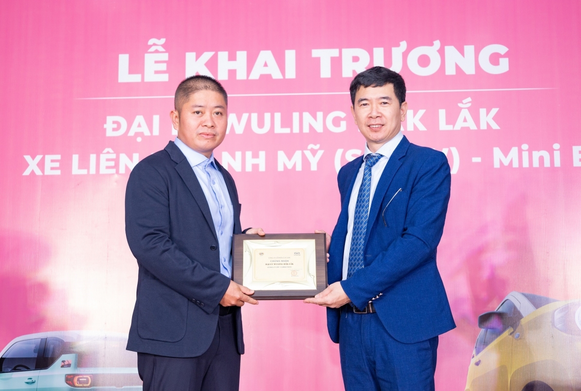 Ông Lê Việt Cường (bên phải) trao chứng nhận đại lý của TMT Motors cho đại diện Wuling Đắk Lắk