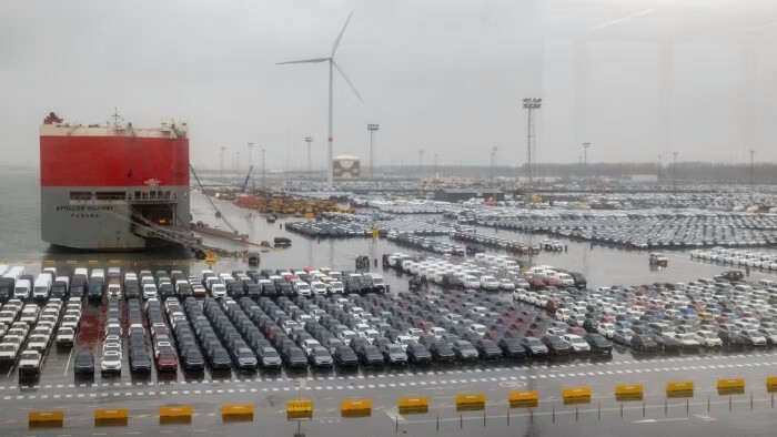 Ôtô nhập khẩu chất đống, các cảng châu Âu biến thành 'bãi đỗ xe'
