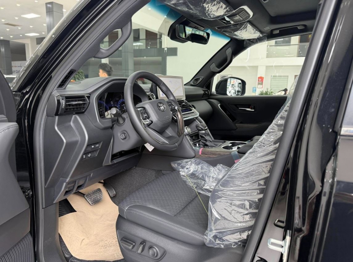 Lô xe Toyota Land Cruiser 2025 đầu tiên cập bến tại đại lý Lô xe Toyota Land Cruiser 2025 đầu tiên về đại lý