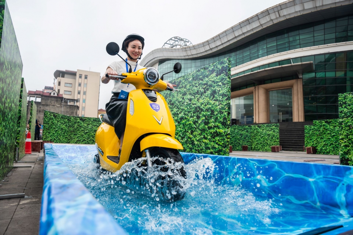 Khả năng chống nước đáp ứng tiêu chuẩn IP67 là lợi thế “độc quyền” của xe máy điện VinFast.