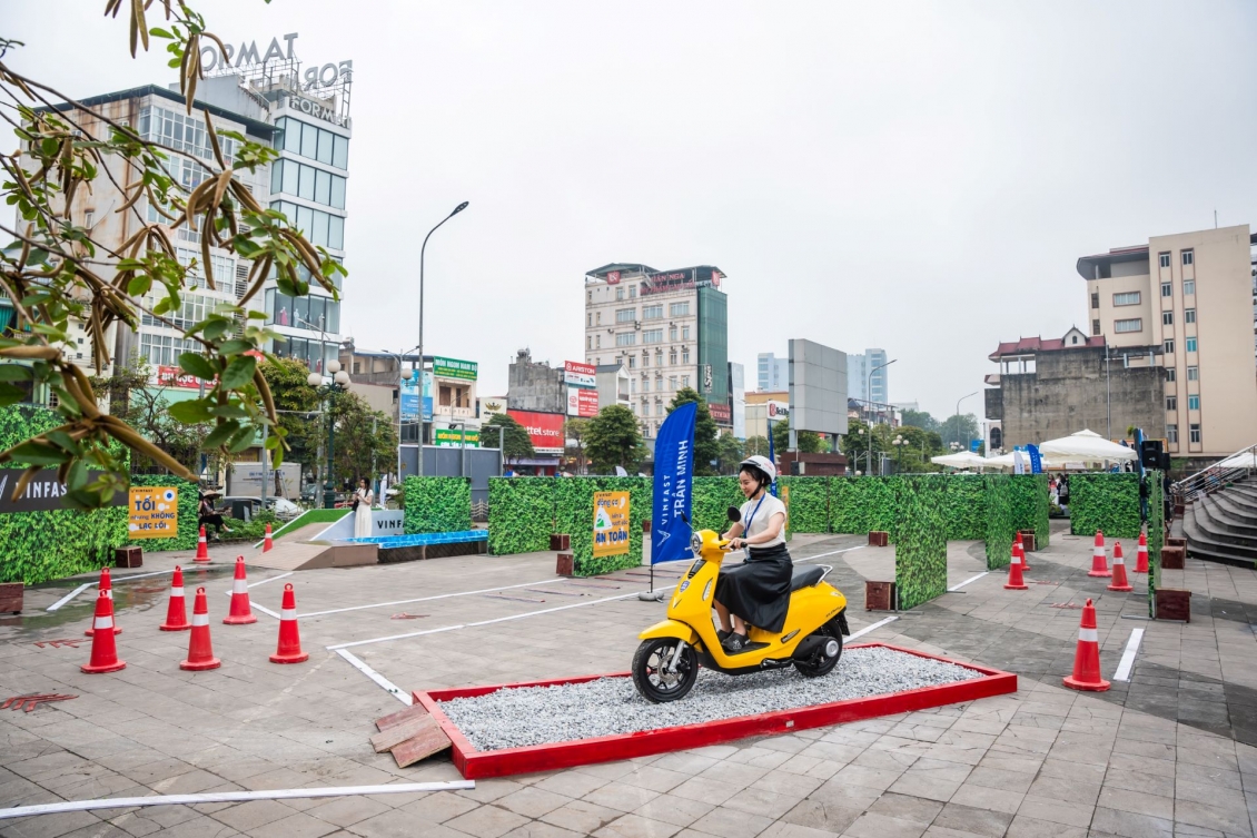 Các dòng xe máy điện VinFast dễ dàng vượt qua các bài mô phỏng địa hình đường gập ghềnh, sỏi đá.