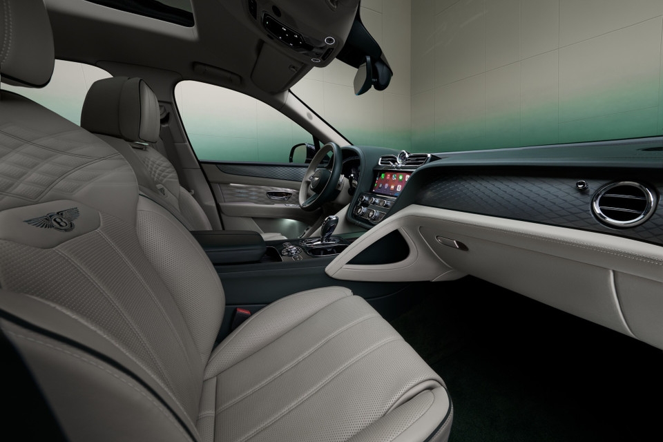 Cận cảnh Bentayga Atelier Edition vừa về Việt Nam, giá từ 14,3 tỷ đồng Cận cảnh Bentayga Atelier Edition vừa về Việt Nam, giá từ 14,3 tỷ đồng