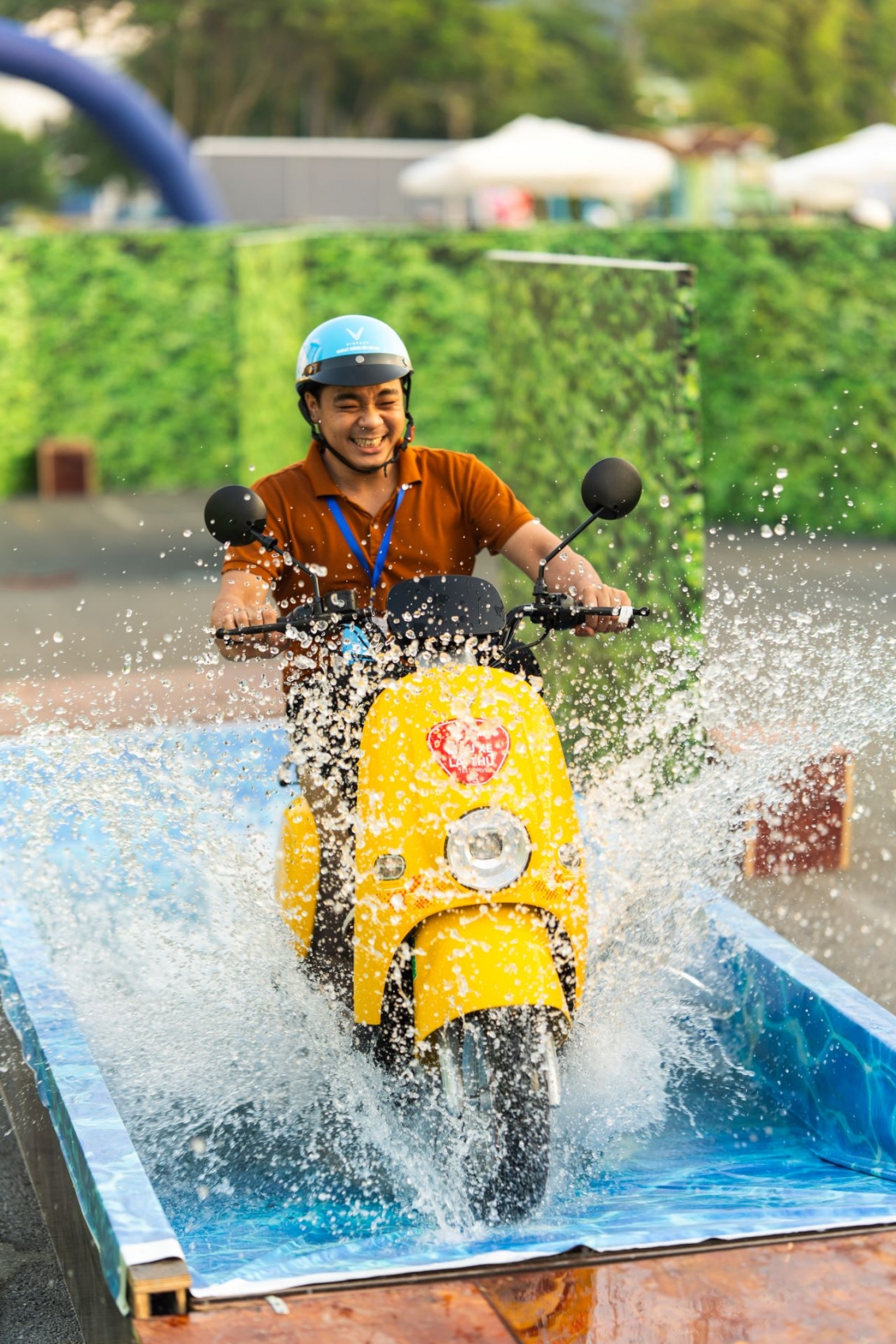 Nhiều khách hàng thích thú với màn lội nước của các dòng xe máy điện VinFast. Nhiều khách hàng thích thú với màn lội nước của các dòng xe máy điện VinFast.