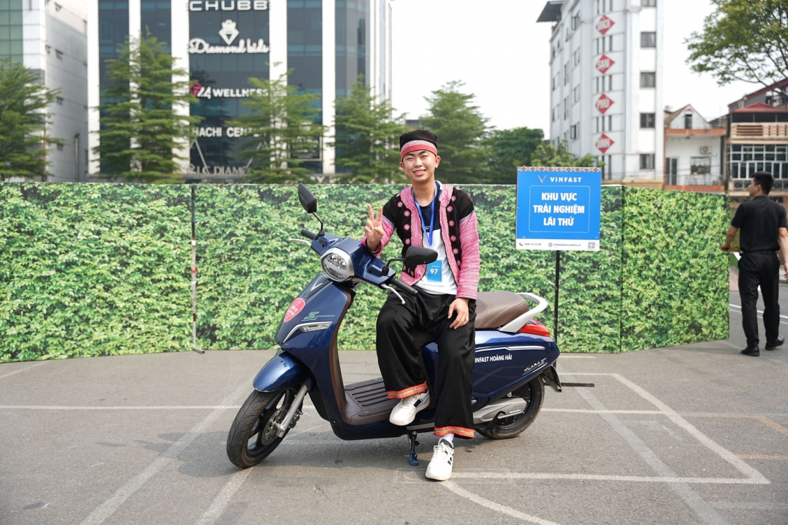 Sự kiện lái thử càng thêm sôi động với sự có mặt của streamer trẻ Ngọc Tộc. Sự kiện lái thử càng thêm sôi động với sự có mặt của streamer trẻ Ngọc Tộc.