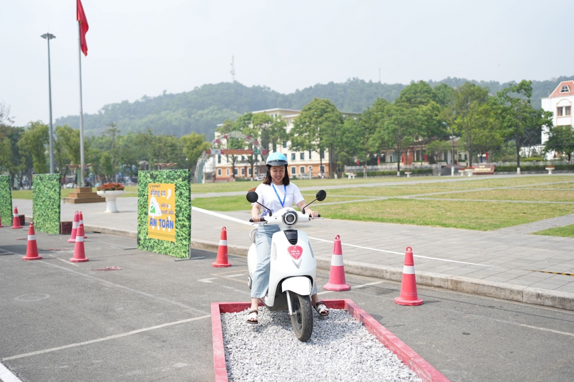 Địa hình đường sỏi đá, gồ ghề không làm khó được các mẫu xe máy điện VinFast. Địa hình đường sỏi đá, gồ ghề không làm khó được các mẫu xe máy điện VinFast.