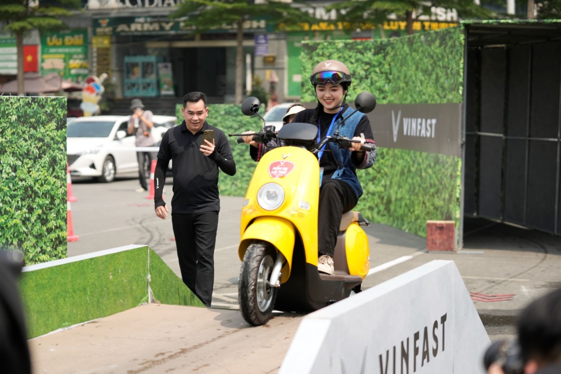 Hot TikToker Lộc Ánh Thu thích thú trải nghiệm mẫu VinFast Motio hướng tới các bạn trẻ Gen Z. Hot TikToker Lộc Ánh Thu thích thú trải nghiệm mẫu VinFast Motio hướng tới các bạn trẻ Gen Z.