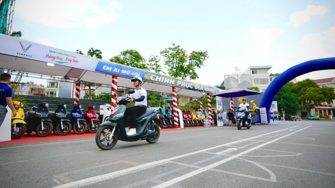Người dân Lào Cai 'ưng' xe máy điện VinFast: 'Xe điện leo dốc khỏe, lội nước giỏi'