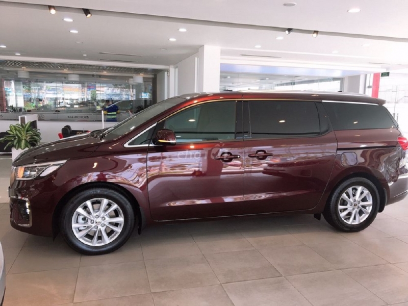 kia sedona giam gia manh 70 trieu dong quyet dau ford tourneo