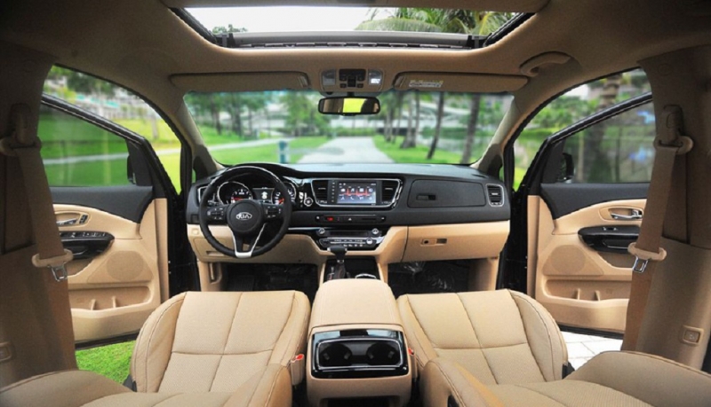 kia sedona giam gia manh 70 trieu dong quyet dau ford tourneo