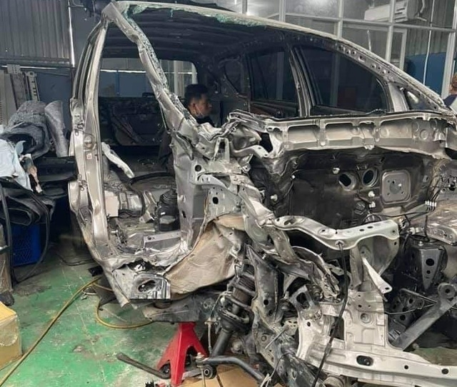 Hình ảnh xe Toyota Innova nát tươm được phục hồi như mới