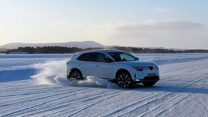 VinFast VF8 khoe khả năng vận hành trên đường tuyết