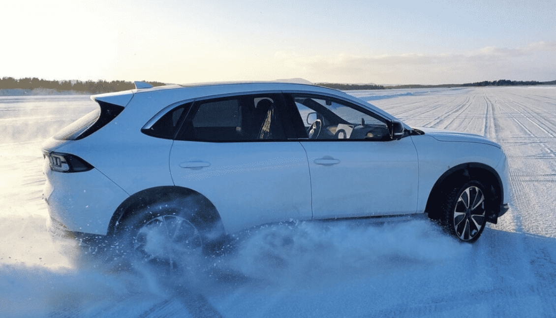 VinFast VF8 khoe khả năng vận hành trên đường tuyết