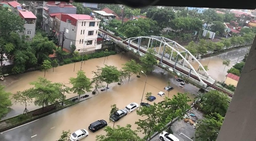 Ô tô bị ngập nước như sáng nay ở Bắc Ninh lái xe cần làm gì?