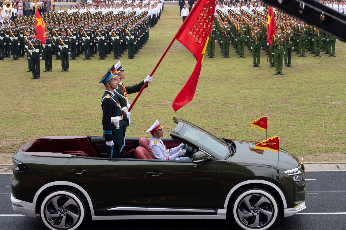 VinFast VF8 mui trần dẫn đoàn trong lễ diễu binh chiến thắng Điện Biên Phủ