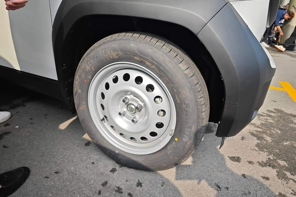 Cận cảnh VinFast VF3 bản tiền sản xuất tại nhà máy Hải Phòng