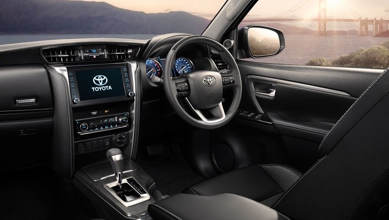 Toyota Fortuner 2022 có cửa sổ trời và động cơ hybrid