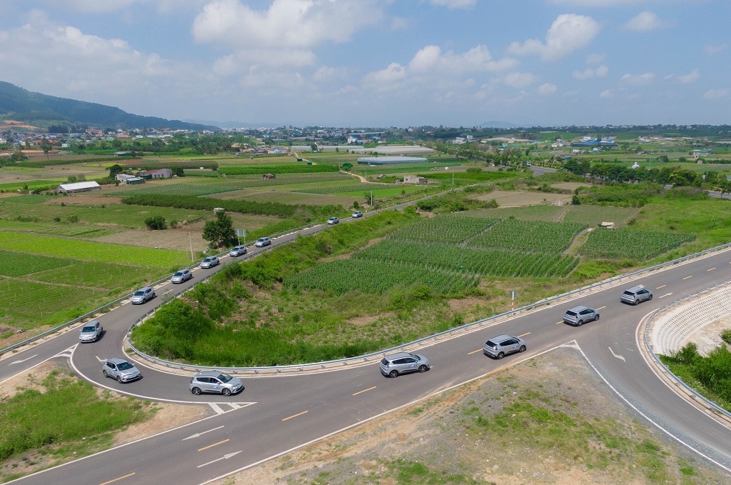 VinFast VF e34 chạy dịch vụ - Lời giải cho bài toán di chuyển thời 'bão giá'