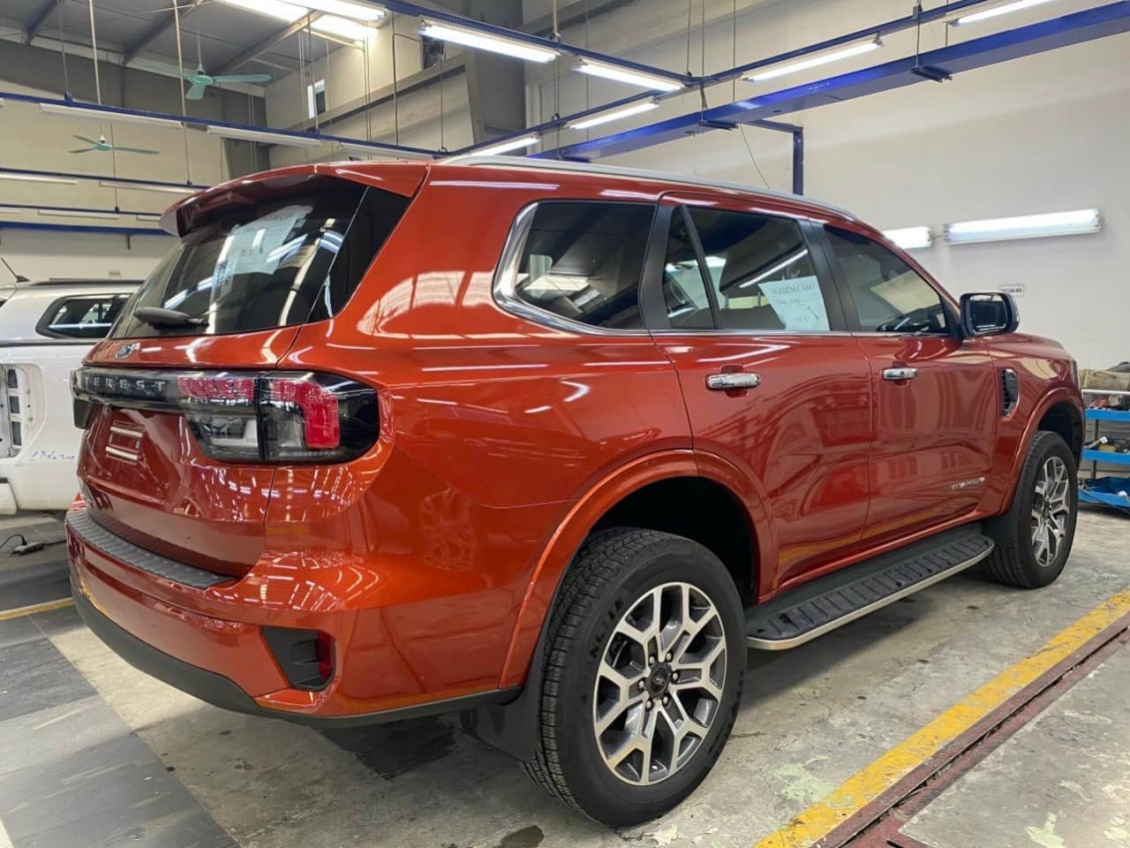 Lộ ảnh 'không che' Ford Everest 2022 tại Việt Nam