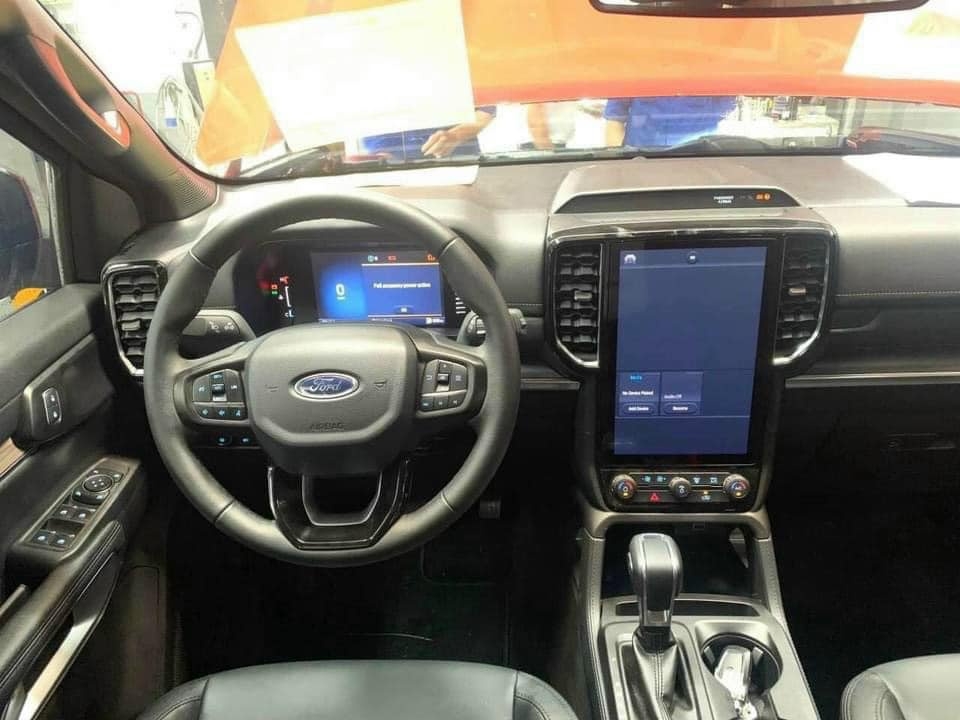 Lộ ảnh 'không che' Ford Everest 2022 tại Việt Nam