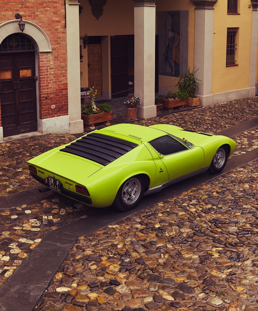 Lamborghini Miura- Mẫu xe thương mại đầu tiên trang bị động cơ V12 nằm ngang