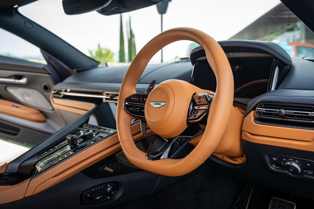 Cận cảnh Aston Martin DB12 vừa ra mắt Việt Nam, giá 19,5 tỷ đồng