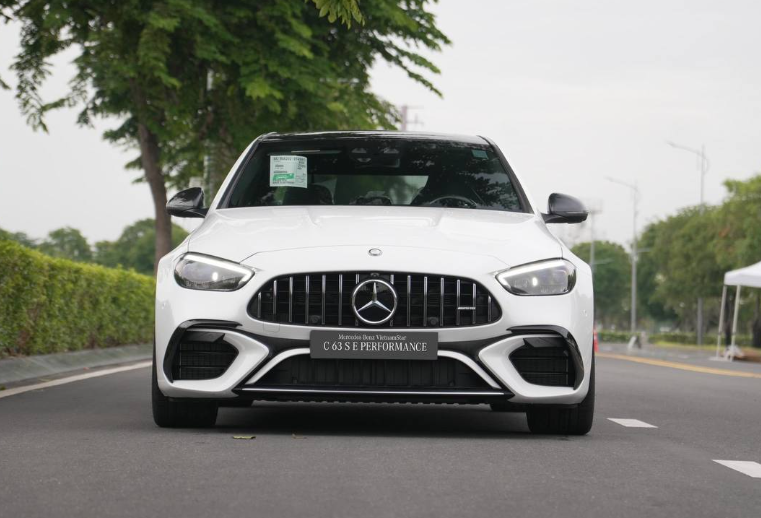 Cận cảnh Mercedes-AMG C 63 S E Performance đầu tiên tại Việt Nam, giá từ 4,9 tỷ đồng