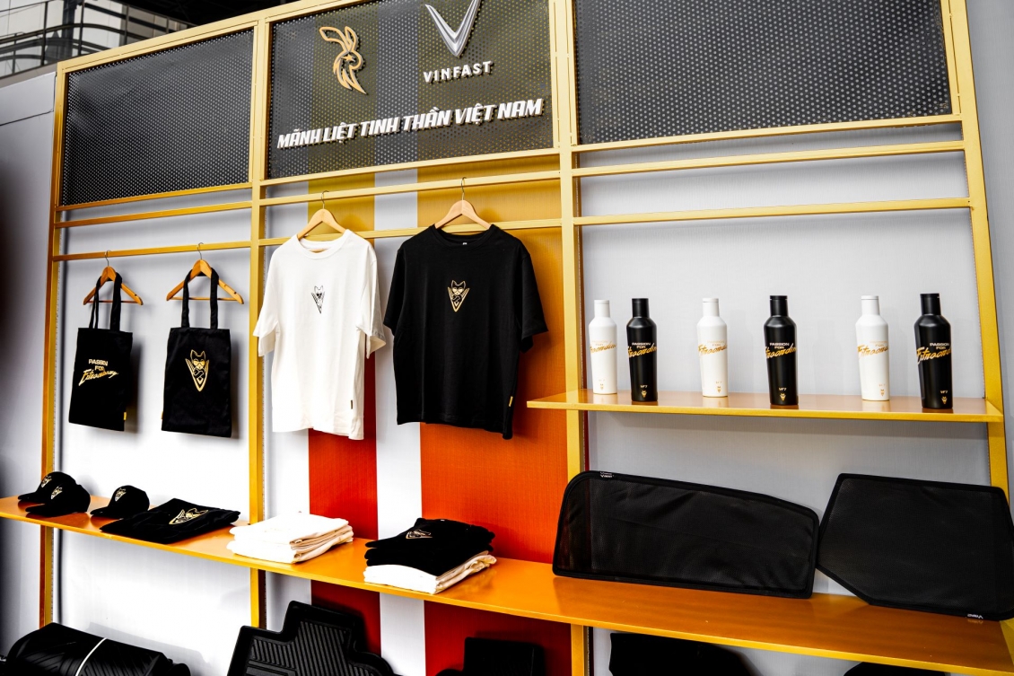 VinFast VF7 khuấy động Hà Nội với bản độ giới hạn tại sự kiện “Art in Motion”