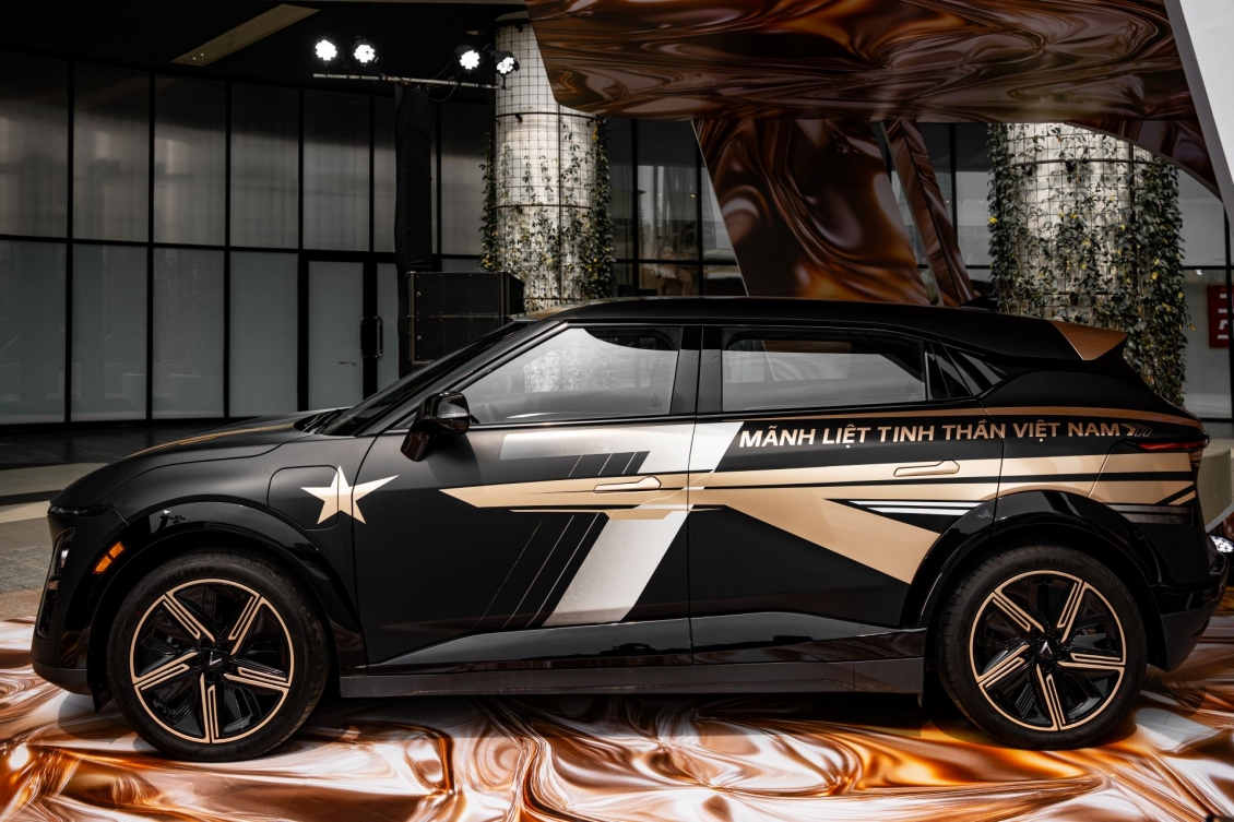 VinFast VF7 khuấy động Hà Nội với bản độ giới hạn tại sự kiện “Art in Motion”