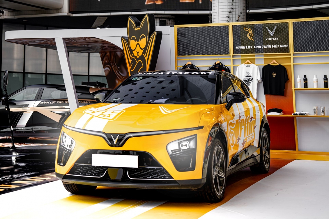 VinFast VF7 khuấy động Hà Nội với bản độ giới hạn tại sự kiện “Art in Motion”