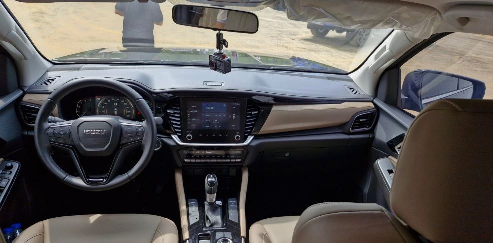 Isuzu mu-X 2025 ra mắt Việt Nam, giá từ 928 triệu đồng