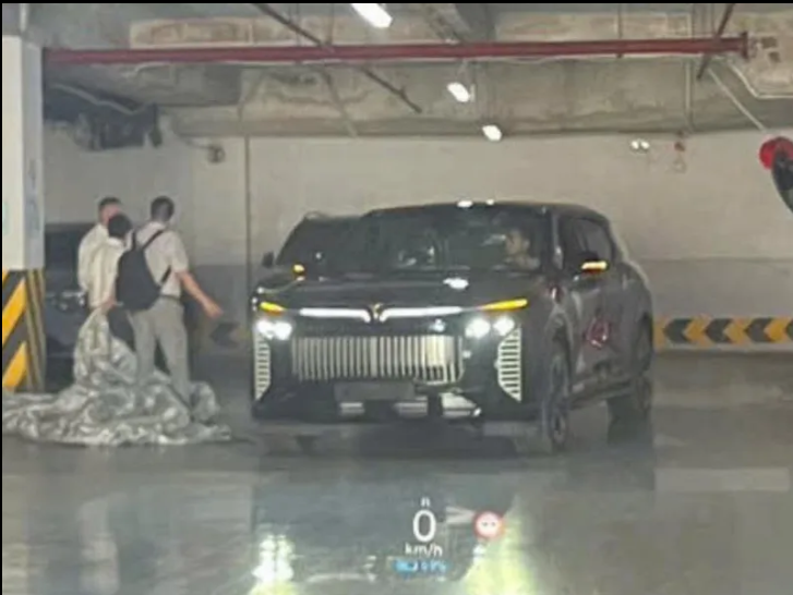 Lộ hình ảnh thực tế VinFast VF 9 phiên bản đặc biệt Lộ hình ảnh thực tế VinFast VF 9 phiên bản đặc biệt