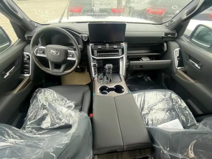 Toyota Land Cruiser LC300 2025 cập bến Việt Nam, giá từ 4,58 tỷ đồng