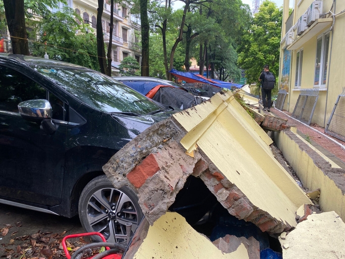 Vụ đổ tường khiến 13 ô tô bị đè bẹp: Ai là người chịu trách nhiệm?